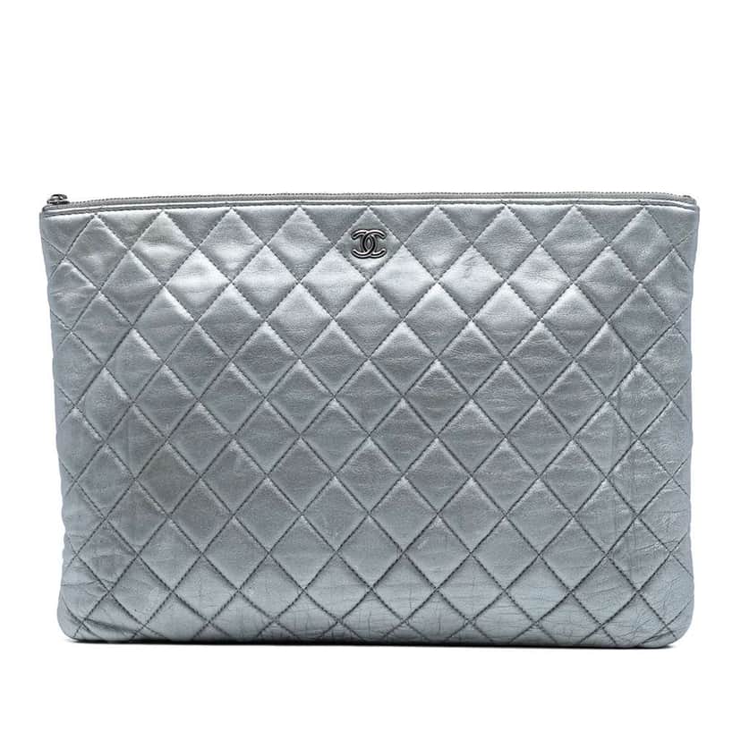 Chanel Large Quilted Metallic Lambskin O Case Clutch Silver Leather Good condition - Front View