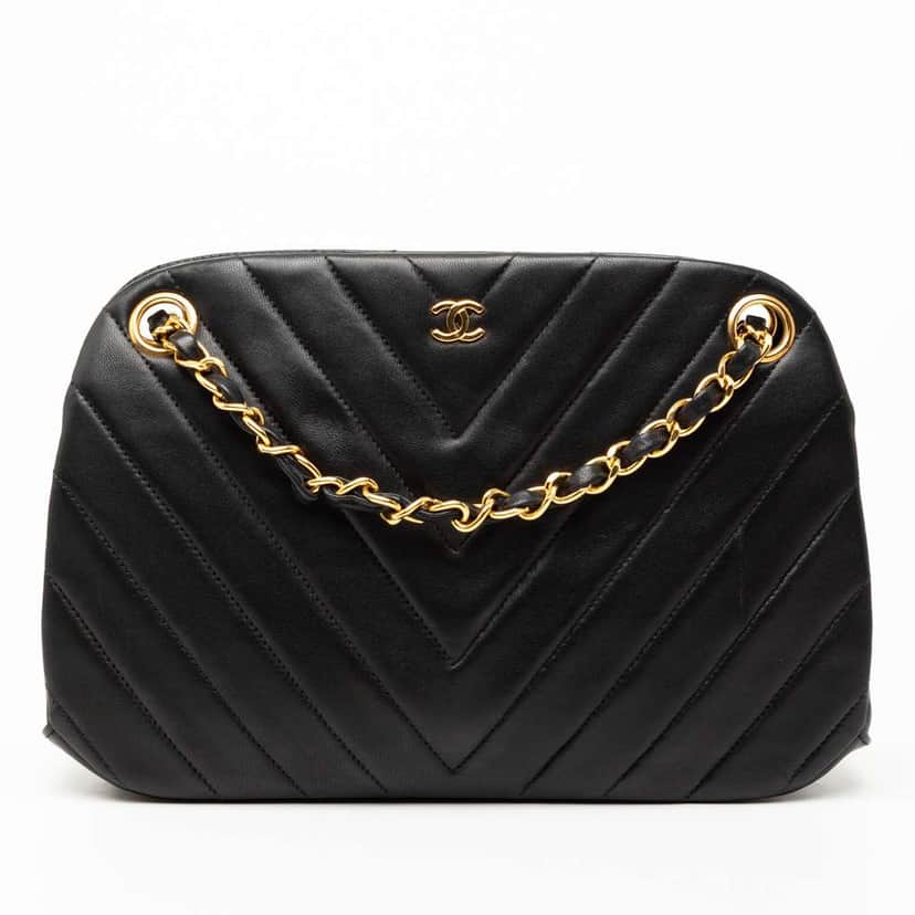 Chanel CC Chevron Quilted Lambskin Kiss Lock Shoulder Bag Black Leather Good condition - Front View