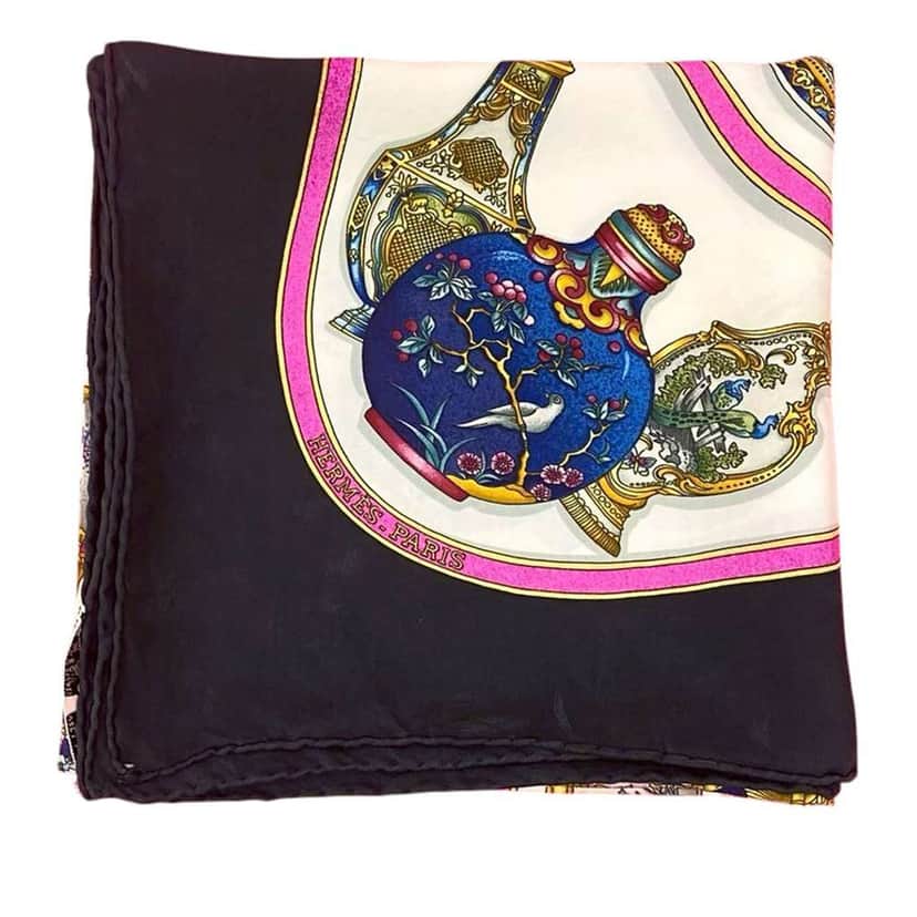 Hermès Qu Importe le Flacon Silk Scarf 90 White Silk Good condition - Front View