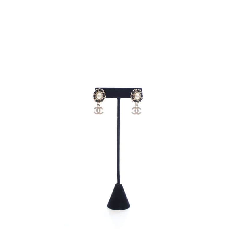 Chanel CC Gold Plated Leather and Faux Pearl Drop Push Back Earrings Gold Metal Good condition - Front View