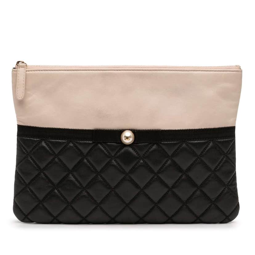 Chanel Medium Quilted Lambskin and Calfskin Pearl O Case Clutch Black Leather Very good condition - Front View