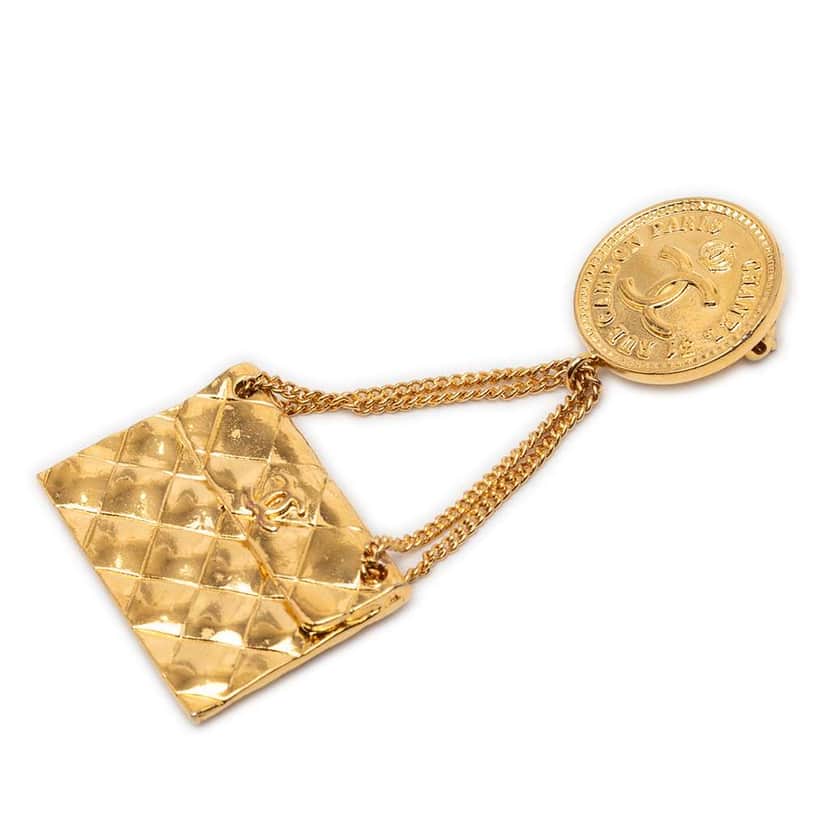 Chanel CC Gold Plated Quilted Flap Bag Medallion Brooch Gold Metal Very good condition - Front View