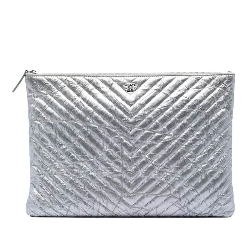 Chanel Large Chevron Metallic Aged Calfskin O Case Clutch Silver Leather Very good condition - Front View
