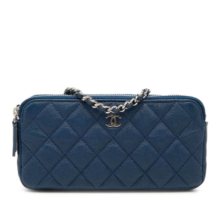 Chanel Small Quilted Caviar Clutch With Chain Blue Leather Very good condition - Front View