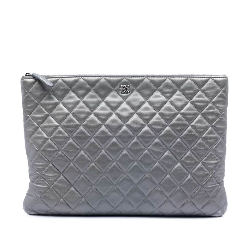 Chanel Large Quilted Metallic Lambskin O Case Clutch Silver Leather Very good condition - Front View