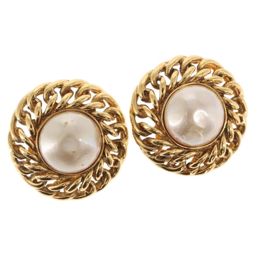 Chanel Vintage Round Clip-On Earrings Gold Metal Good condition - Front View