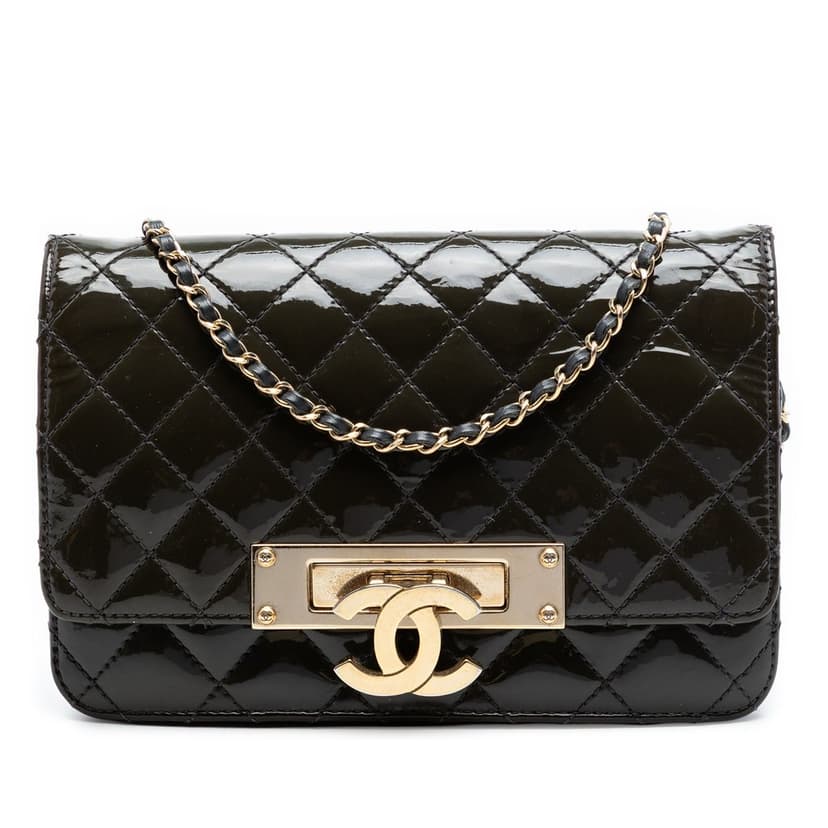 Chanel محفظة ذهبية لامعة مبطنة بسلسلة