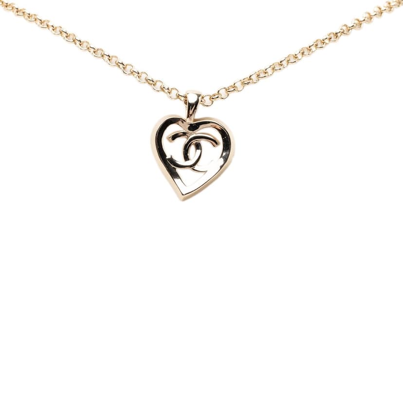 Chanel قلادة على شكل قلب مطلية بالذهب عيار CC