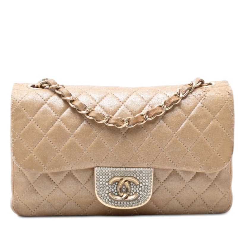 Chanel حقيبة صغيرة مبطنة من جلد الخروف اللامع مزينة باللؤلؤ وغطاء مرصع بكريستال CC