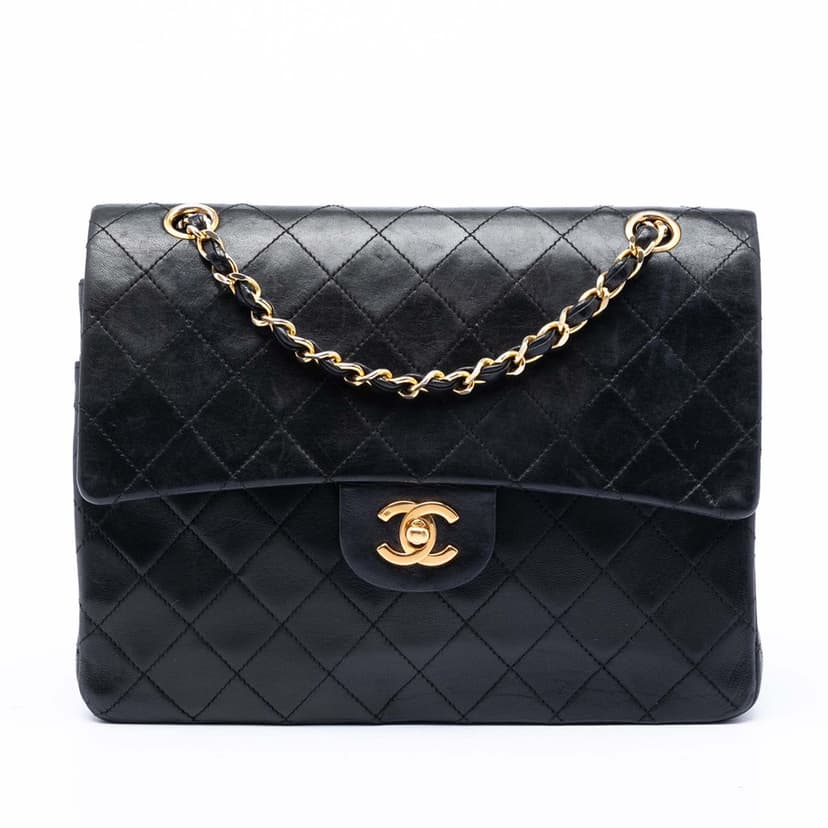 Chanel حقيبة كلاسيكية متوسطة الطول من جلد الخروف، ذات غطاء مزدوج