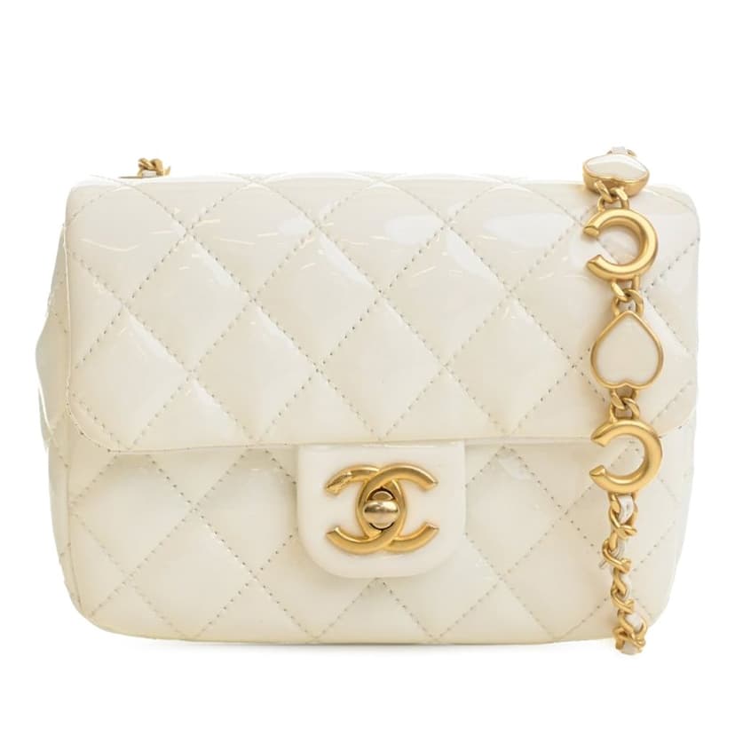 Chanel علبة صغيرة مربعة كلاسيكية مطلية بالمينا اللامعة على شكل قلوب جوز الهند، ذات غطاء واحد