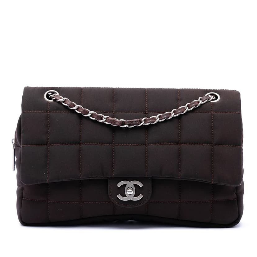 Chanel غطاء كاميرا متوسط الحجم من النايلون على شكل لوح شوكولاتة