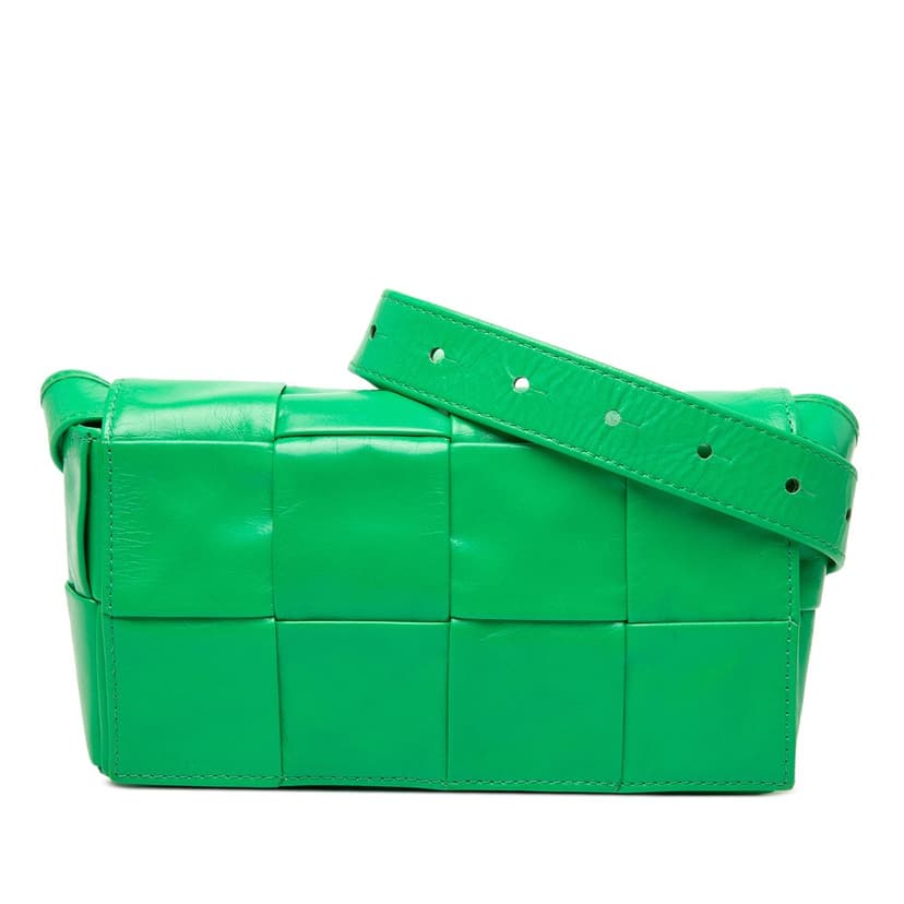 Bottega Veneta حقيبة صغيرة على شكل حزام من جلد العجل إنترشياتو