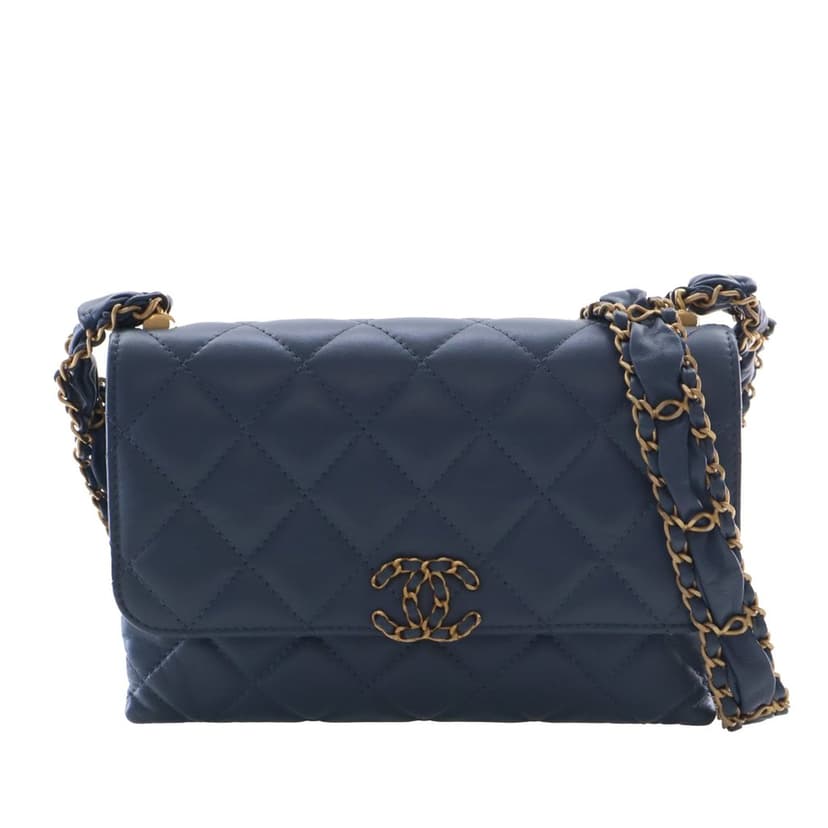 Chanel جلد عجل مبطن متوسط الحجم، غطاء 19 بوصة