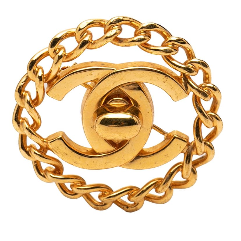 Chanel بروش سلسلة مطلي بالذهب بقفل CC
