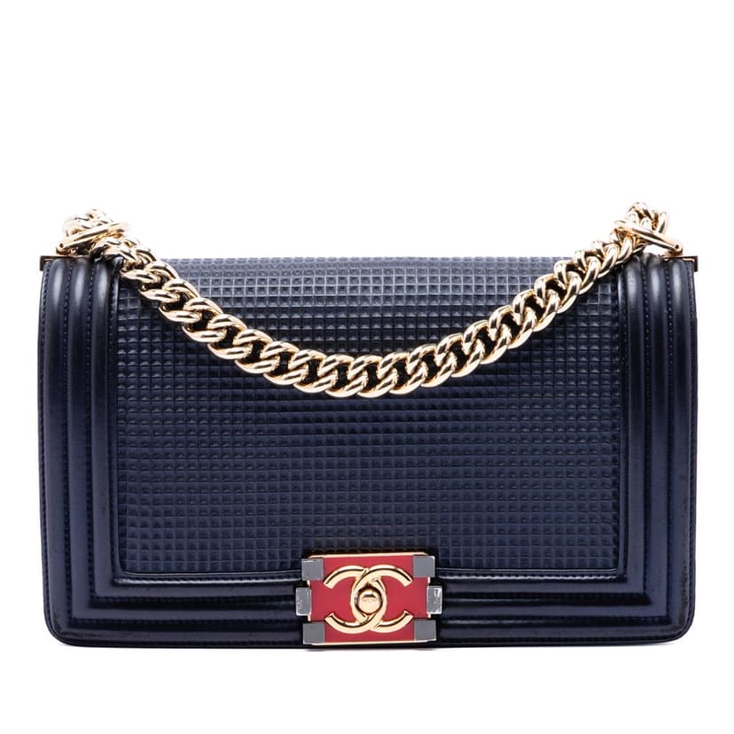 Chanel حقيبة بوي قديمة متوسطة الحجم من جلد الخروف المنقوش بتصميم مكعب