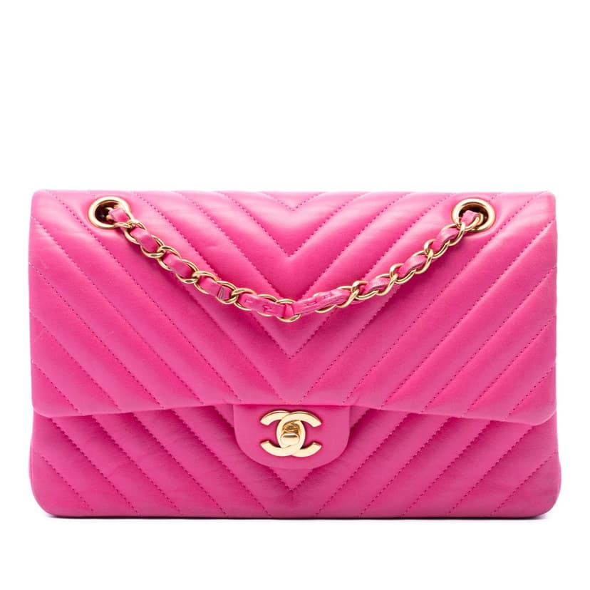 Chanel حقيبة متوسطة الحجم من جلد الخروف الكلاسيكي بنقشة شيفرون، ذات غطاء مزدوج.