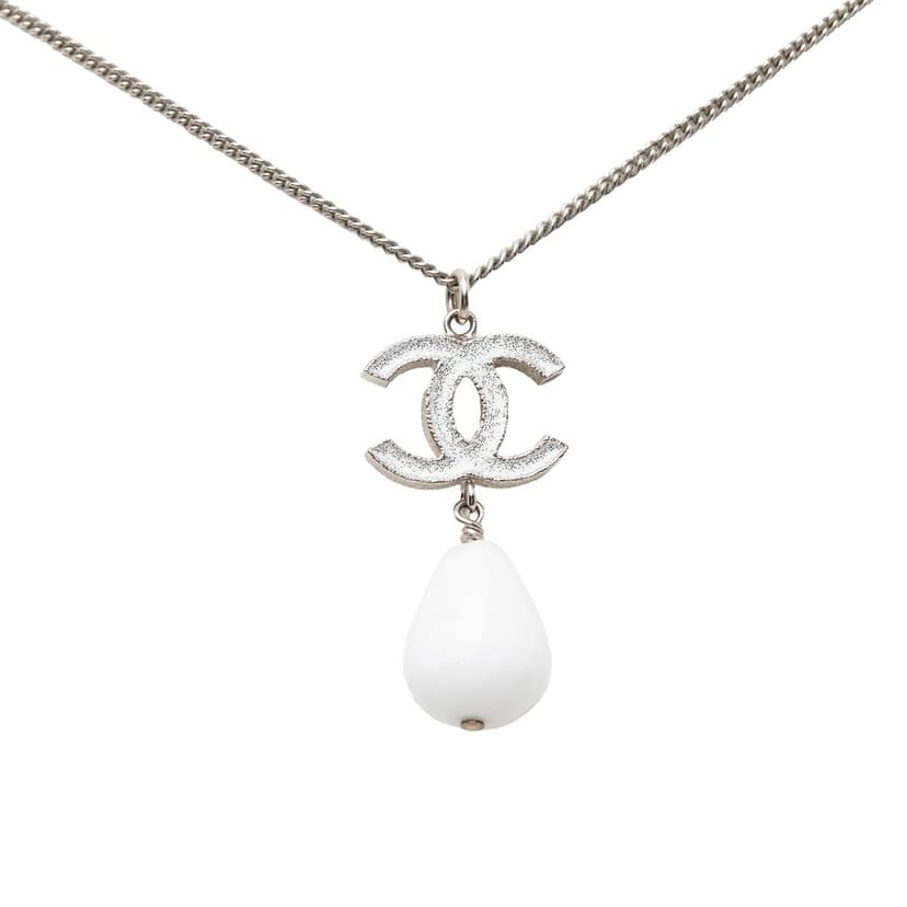 Chanel قلادة على شكل دمعة من الراتنج النحاسي CC
