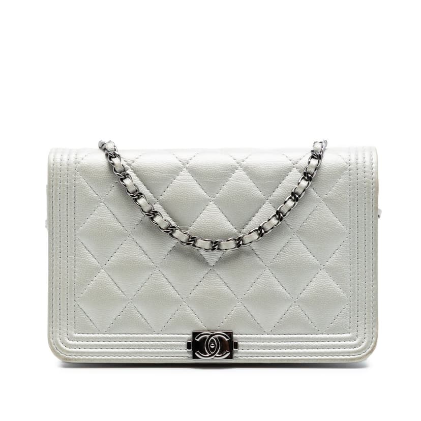 Chanel محفظة كافيار بوي مبطنة بسلسلة