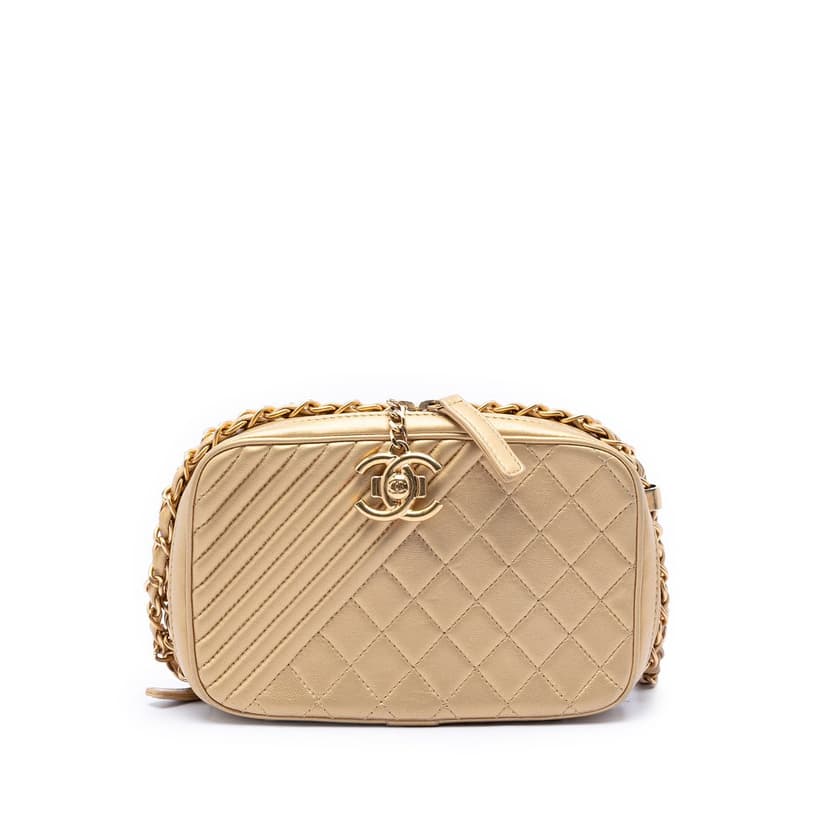 Chanel حقيبة كاميرا صغيرة من جلد الخروف المبطن من كوكو بوي