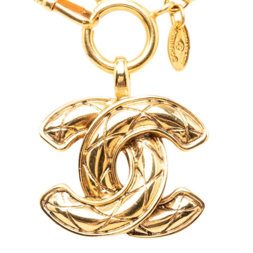 Chanel قلادة مطلية بالذهب بتصميم CC مبطن