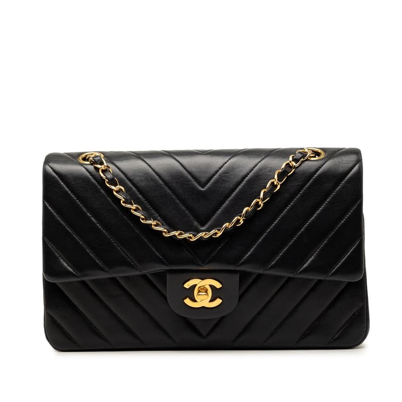 Chanel حقيبة متوسطة الحجم من جلد الخروف الكلاسيكي بنقشة شيفرون، ذات غطاء مزدوج.