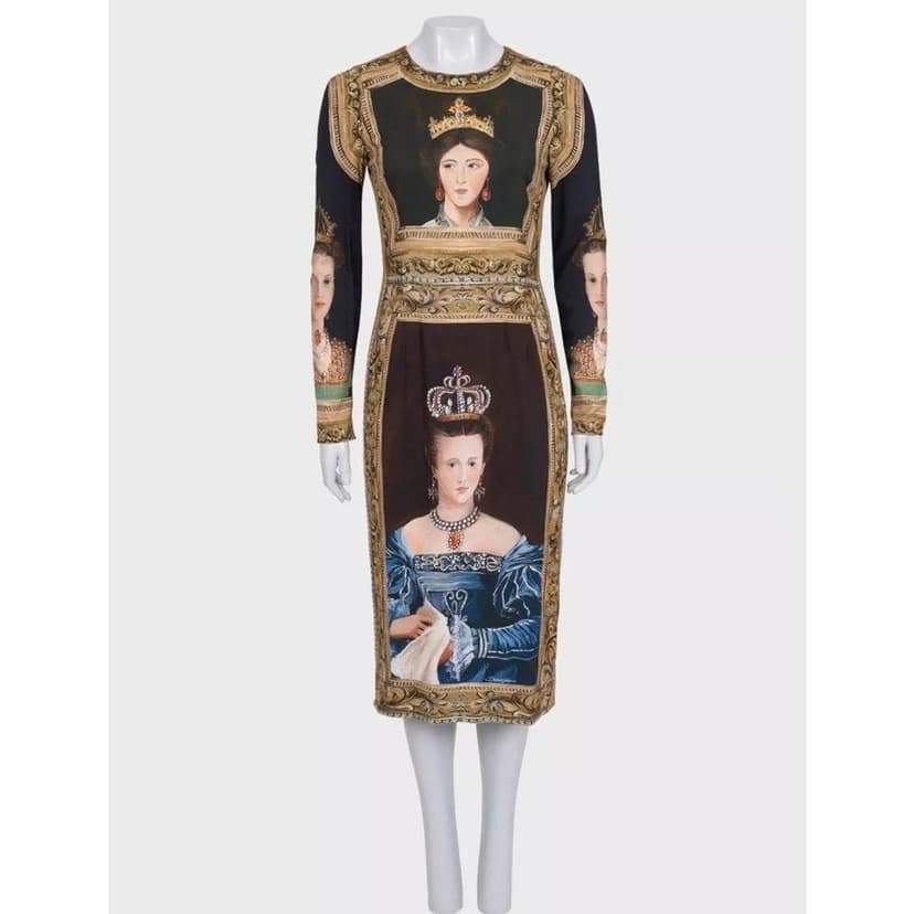 Dolce & Gabbana فستان ميدي من دولتشي آند غابانا بطبعة ملكة عصر النهضة - مقاس إيطالي 42 / متوسط (مستعمل) - جديد تمامًا بدون علامة