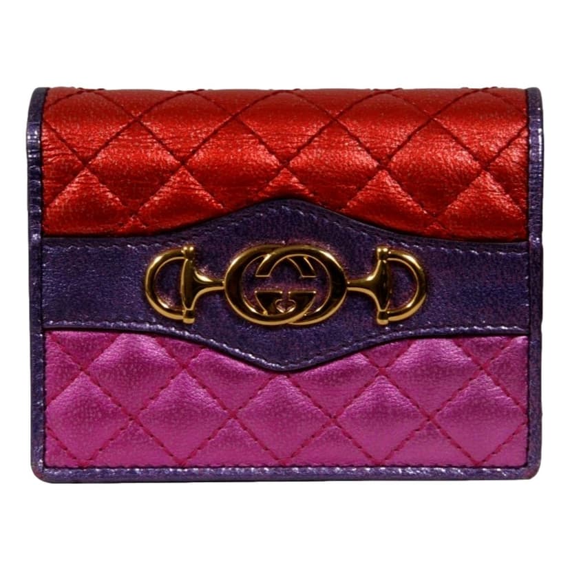 Gucci محفظة بطاقات مبطنة من جلد نابا زومي من غوتشي، لون أحمر بنفسجي معدني