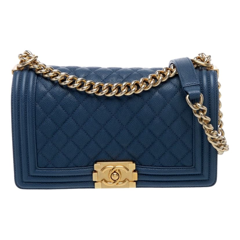Chanel حقيبة شانيل بوي متوسطة الحجم من جلد الكافيار الأزرق الداكن مع إكسسوارات ذهبية اللون