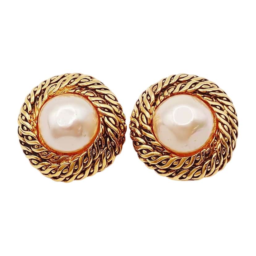 Chanel Vintage Round Clip-On Earrings Gold Good condition - Front View