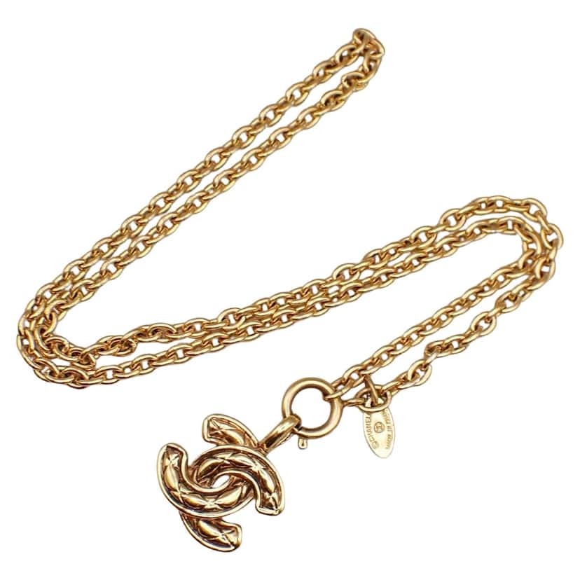 Chanel Vintage Quilted CC Pendant Necklace Gold Good condition - Front View