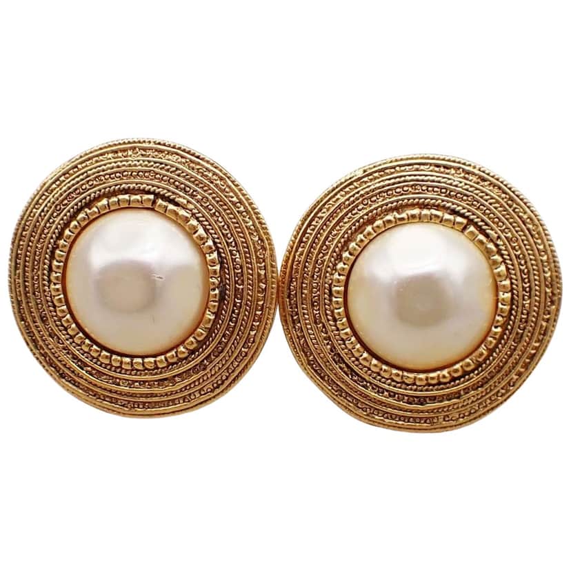 Chanel Vintage Round Clip-On Earrings Gold Good condition - Front View