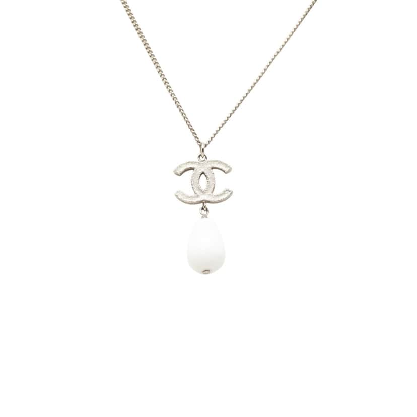 Chanel CC Brass Faux Pearl Pendant Necklace Silver Metal Very good condition - Front View