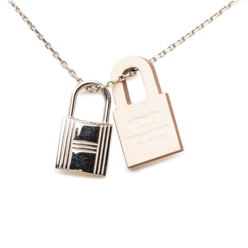 Hermès Palladium Plated and Swift O Kelly Pendant Necklace Silver Metal Very good condition - Front View