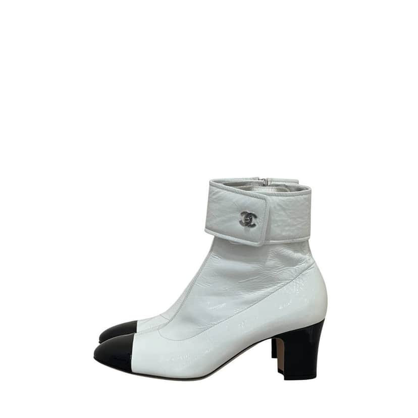 Chanel NWOB Chanel 2020 White Patent CC Ankle Boots, Size 41 Pre-owned White Leather Never worn - Front View