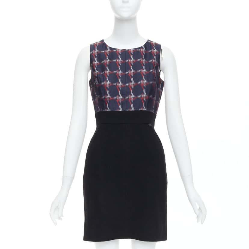 Chanel Houndstooth Shift Dress Black Wool Never worn - Front View