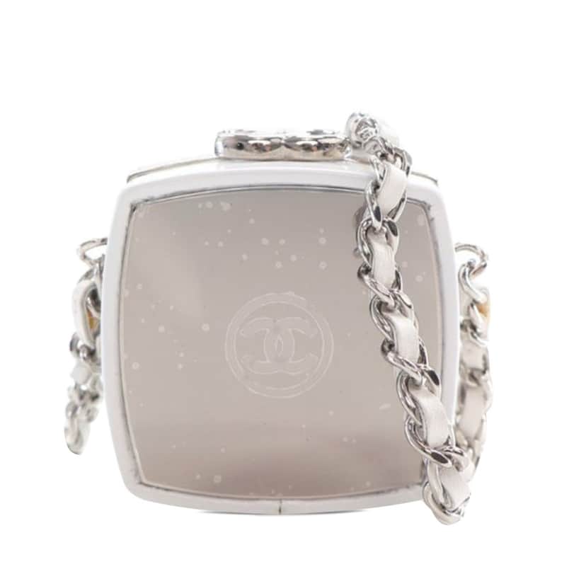 Chanel Patent Goatskin Make-Up Box Clutch With Chain White Leather Very good condition - Front View