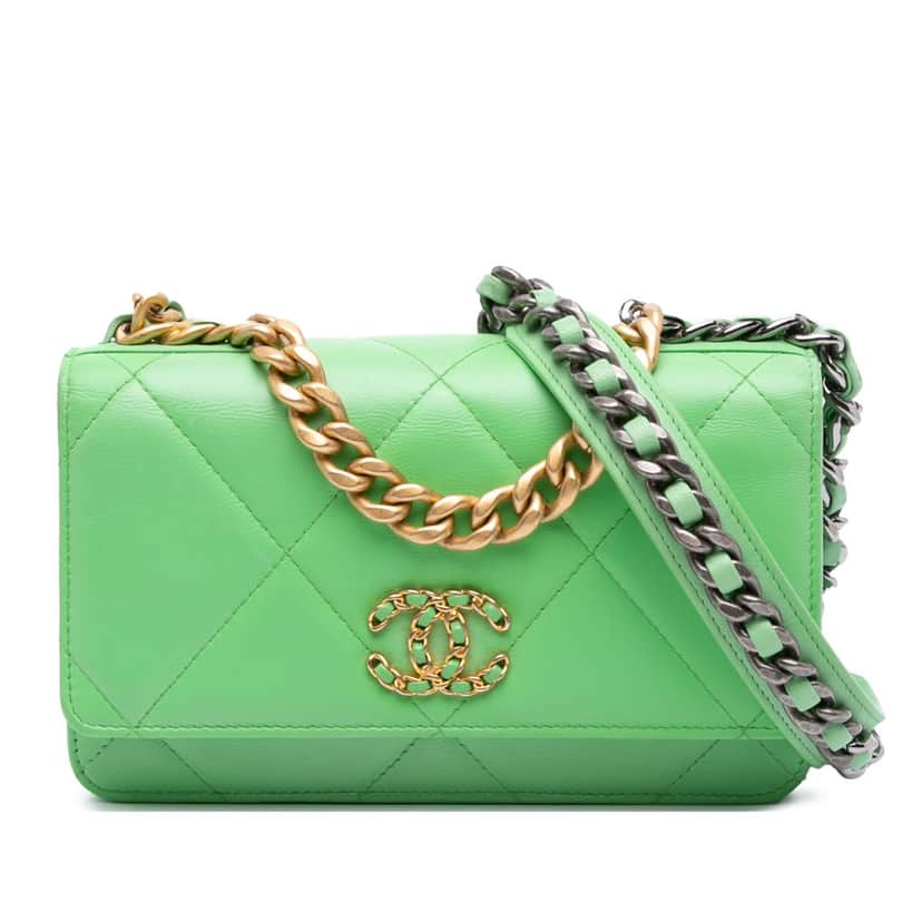 Chanel Quilted Lambskin 19 Wallet on Chain Green Leather Very good condition - Front View