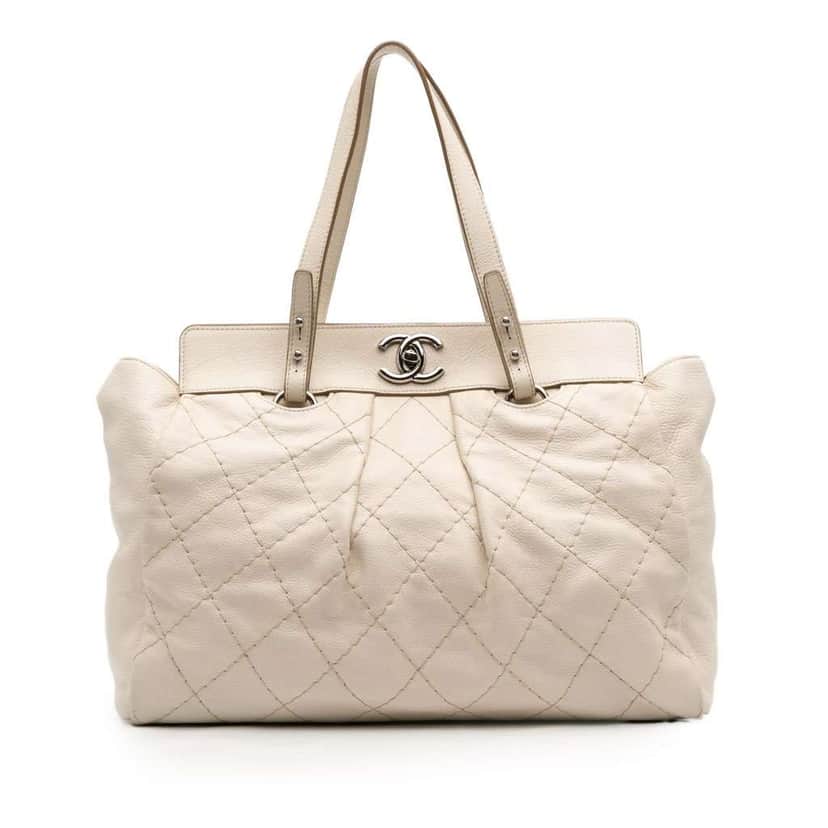 Chanel Large Quilted Aged Calfskin On The Road Tote Brown Leather Good condition - Front View