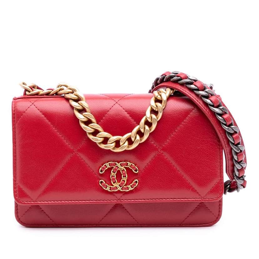 Chanel Quilted Goatskin 19 Wallet on Chain Red Leather Good condition - Front View