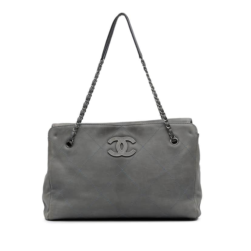 Chanel Large Calfskin Ultra Stitch Hamptons Enamel CC Tote Blue Leather Fair condition - Front View