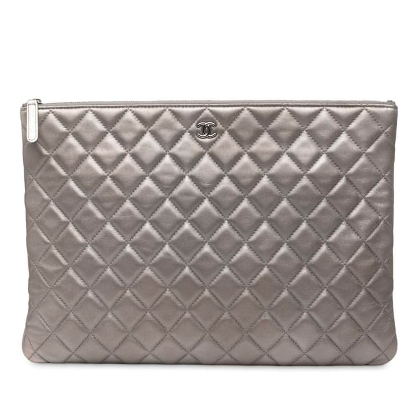 Chanel Large Quilted Metallic Lambskin O Case Clutch Silver Leather Good condition - Front View