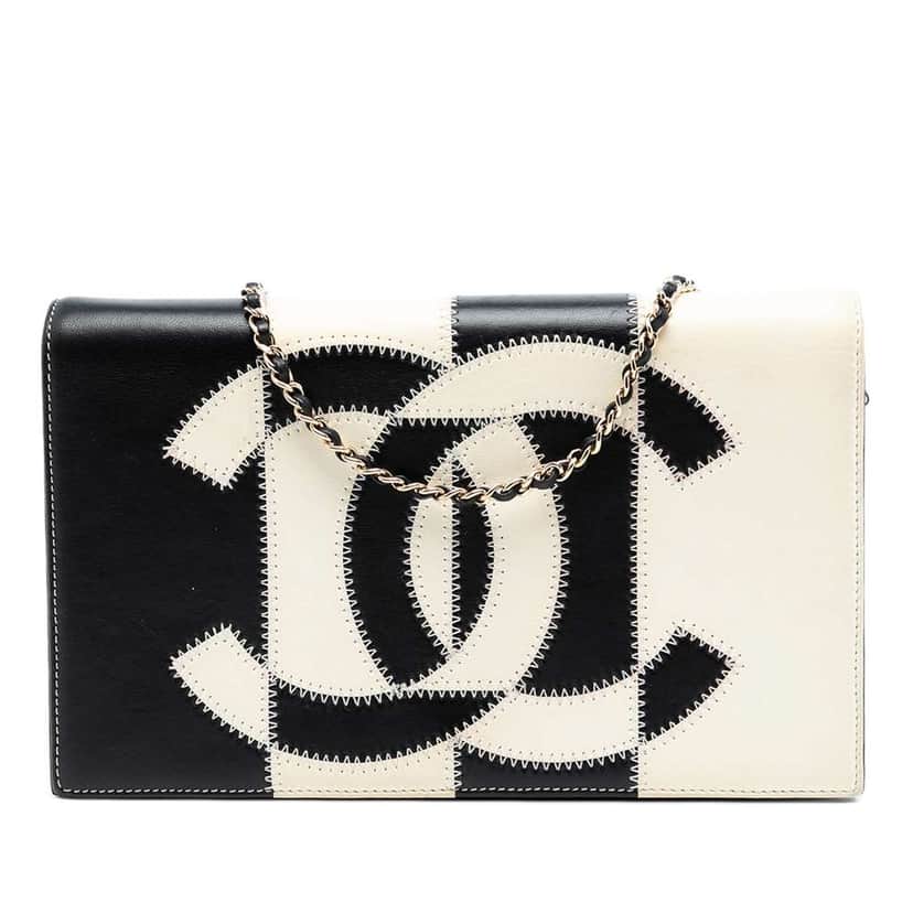 Chanel CC Lambskin Embroidered Clutch With Chain Black Leather Very good condition - Front View