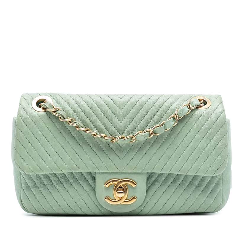 Chanel Small Chevron Wrinkled Calfskin Medallion Charm Surpique Flap Green Leather Good condition - Front View