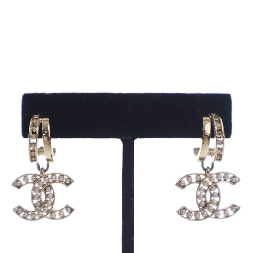 Chanel CC Gold Plated Faux Pearl Drop Push Back Earrings Gold Metal Good condition - Front View