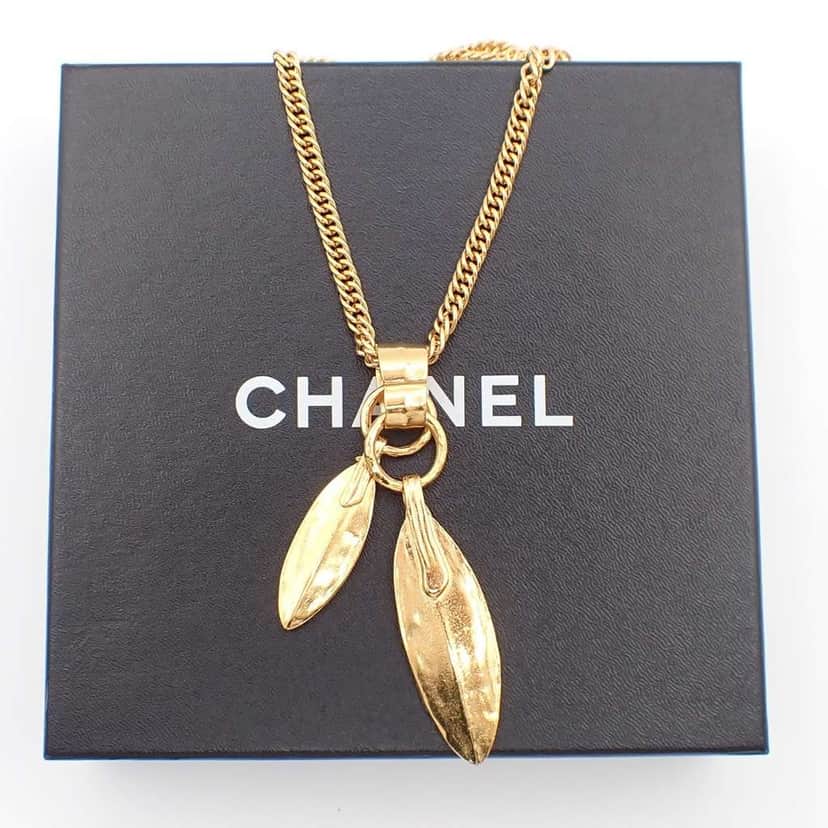 Chanel Feather CC Pendant Necklace Gold Good condition - Front View