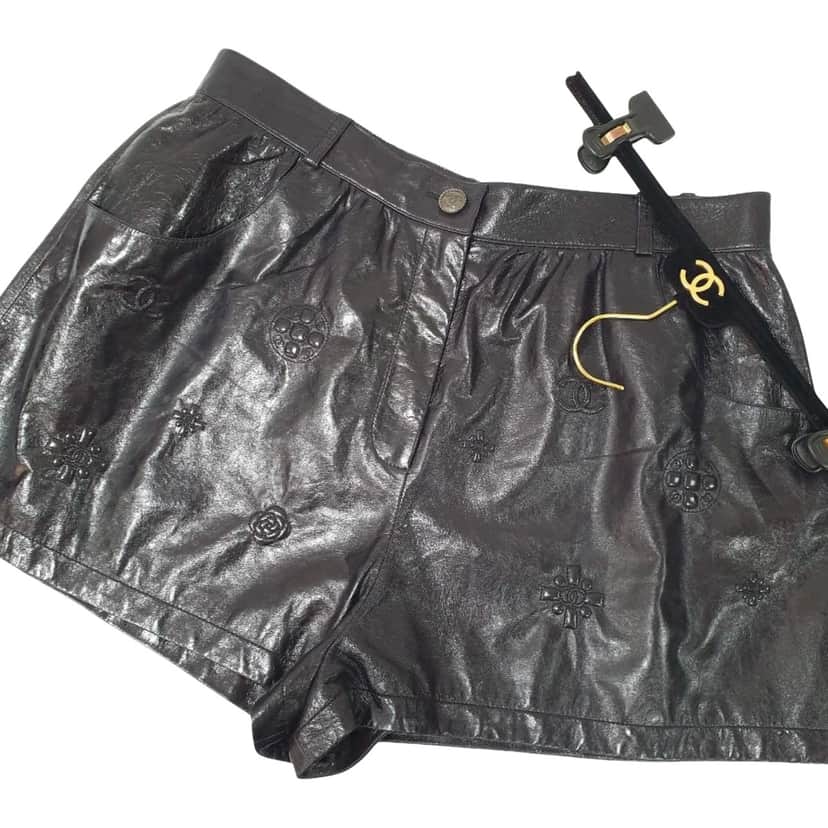 Chanel Camellia CC logo Shorts Black Leather Very good condition - Front View