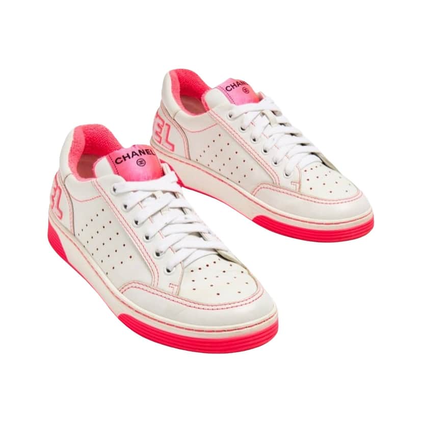 Chanel Calfskin Low Top CC Logo White Leather Very good condition - Front View