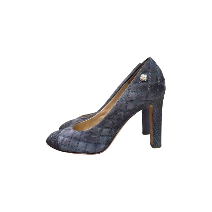 Chanel Quilted Cap Toe CC Pumps Grey Suede Very good condition - Front View