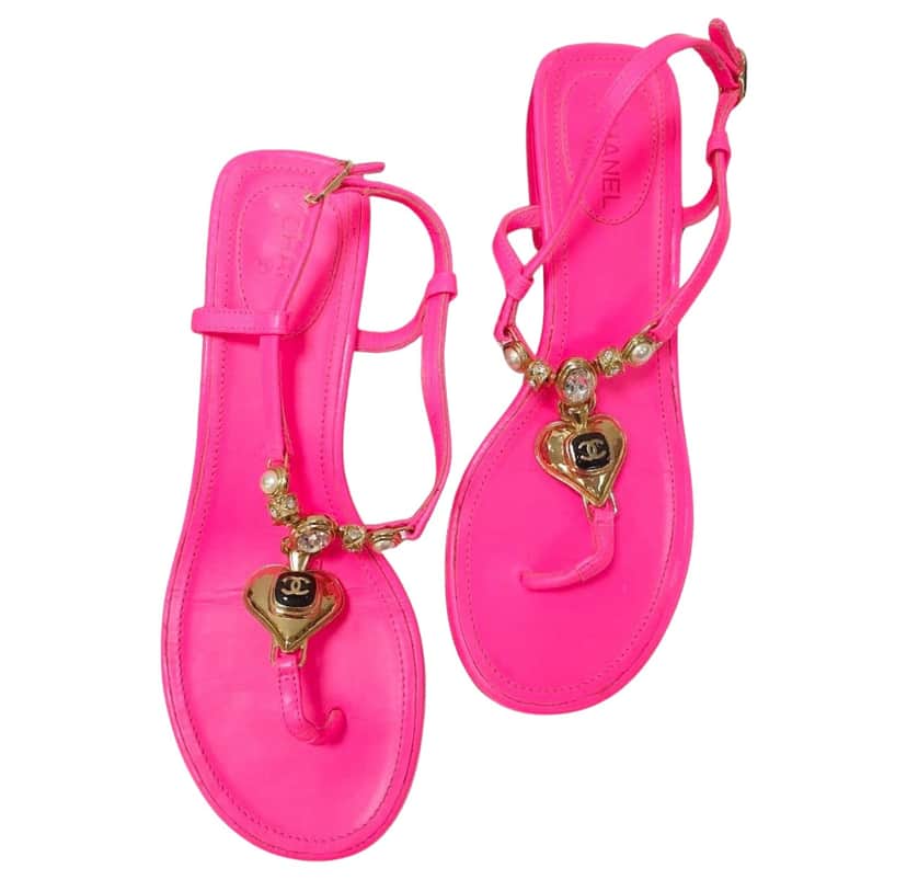 Chanel 2024 Hot Thong Sandals Pink Leather Very good condition - Front View